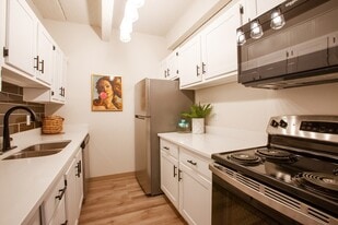 Los Altos Towers in Albuquerque, NM - Building Photo
