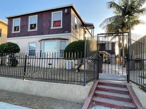 1885 Chestnut Ave in Long Beach, CA - Building Photo - Primary Photo