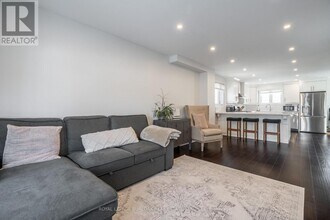 5042 Brady Ave in Burlington, ON - Building Photo - Building Photo