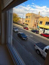 4801 W Armitage Ave, Unit 2nd floor in Chicago, IL - Foto de edificio - Building Photo