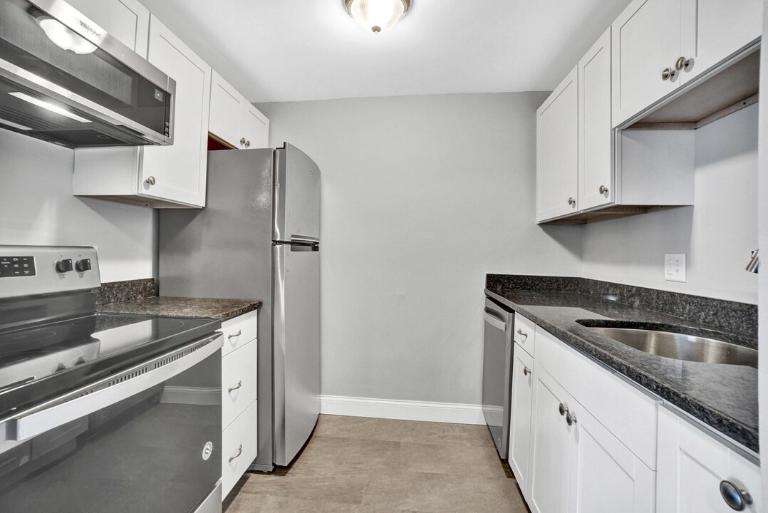 1186 Worcester Rd in Framingham, MA - Building Photo
