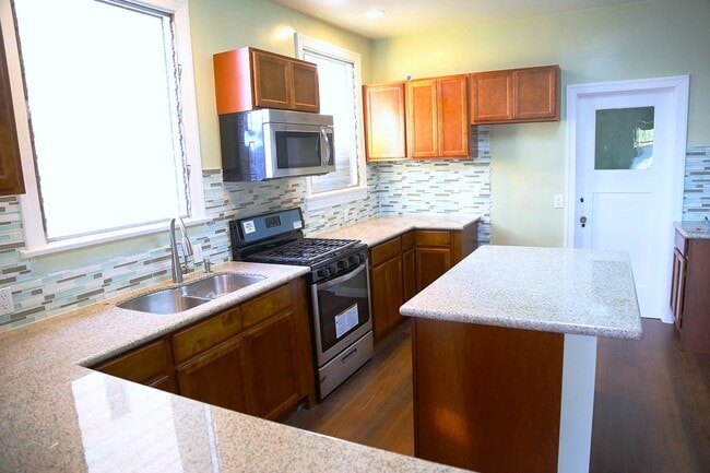 3355 1/2 Descanso Dr, Unit 3355 half in Los Angeles, CA - Foto de edificio - Building Photo