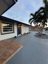 925 SW 136th Pl in Miami, FL - Building Photo - Building Photo