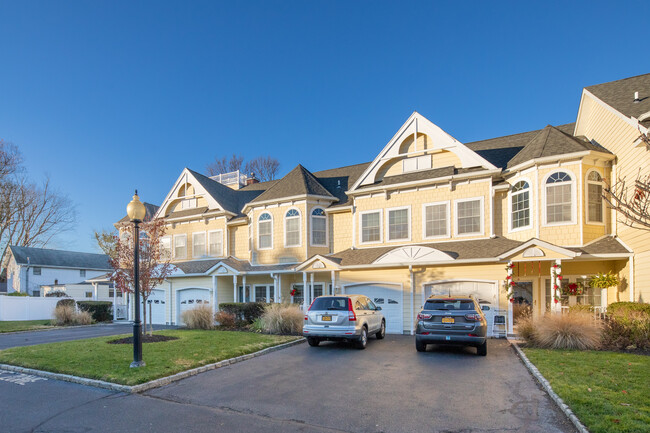 Bay Village in Patchogue, NY - Foto de edificio - Building Photo