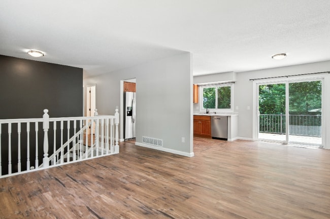 7680 Berkshire Way in Osseo, MN - Foto de edificio - Building Photo