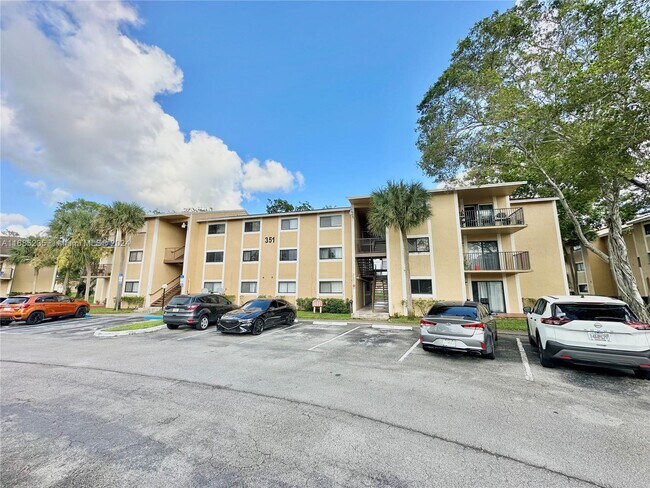 351 Palm Way, Unit 202 in Pembroke Pines, FL - Building Photo - Building Photo