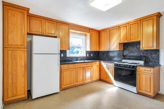 31 James St in Hicksville, NY - Building Photo - Building Photo