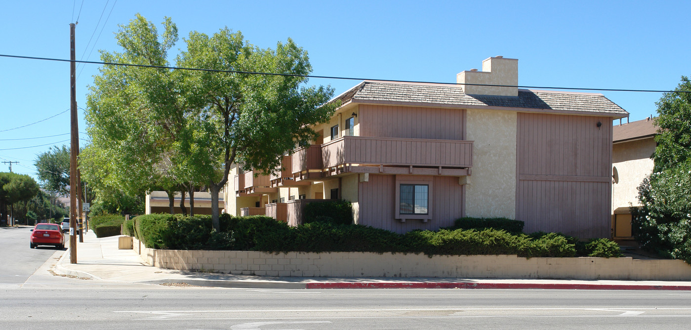 4202 W Avenue L in Lancaster, CA - Foto de edificio