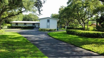 9811 SW 96th St, Unit 1105 in Miami, FL - Building Photo