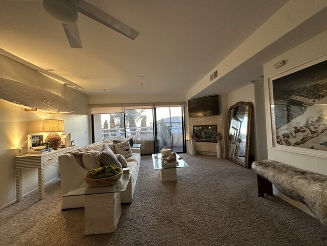 5726 La Jolla Blvd in San Diego, CA - Foto de edificio - Building Photo