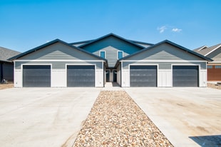 172 W Bay Rd in Lake Park, IA - Building Photo