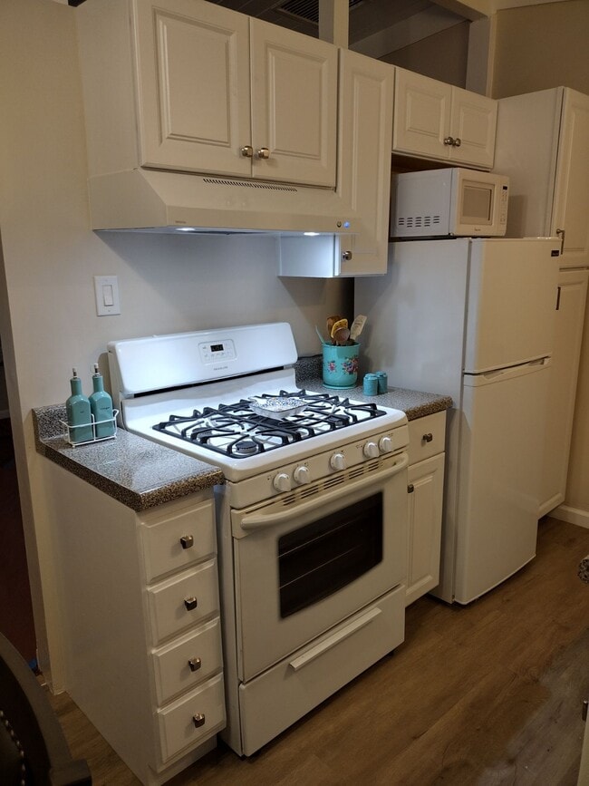 533 E Avenue Q12, Unit B in Palmdale, CA - Foto de edificio - Building Photo