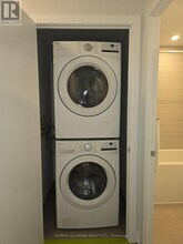 430-2430 Square One Dr in Mississauga, ON - Building Photo - Building Photo