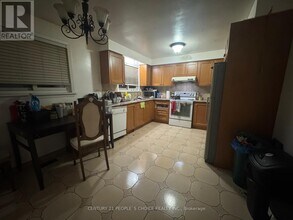 7523 Middlebrook St in Mississauga, ON - Building Photo - Building Photo