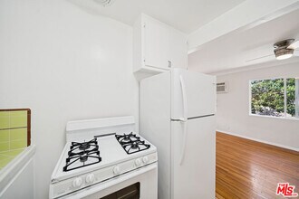 7571 Willoughby Ave in West Hollywood, CA - Foto de edificio - Building Photo