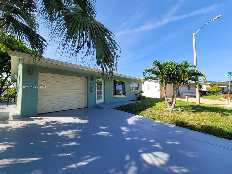 4519 NW 49th Dr in Tamarac, FL - Building Photo