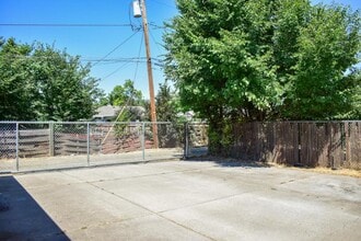 926 Mount Pitt Ave in Medford, OR - Building Photo - Building Photo