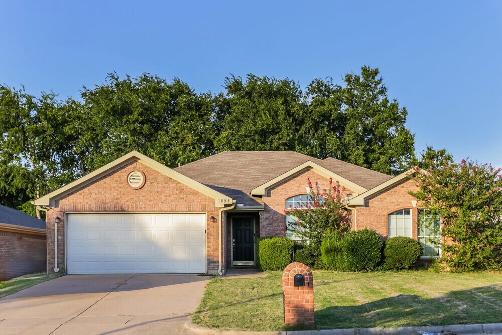1808 Cancun Dr in Mansfield, TX - Building Photo