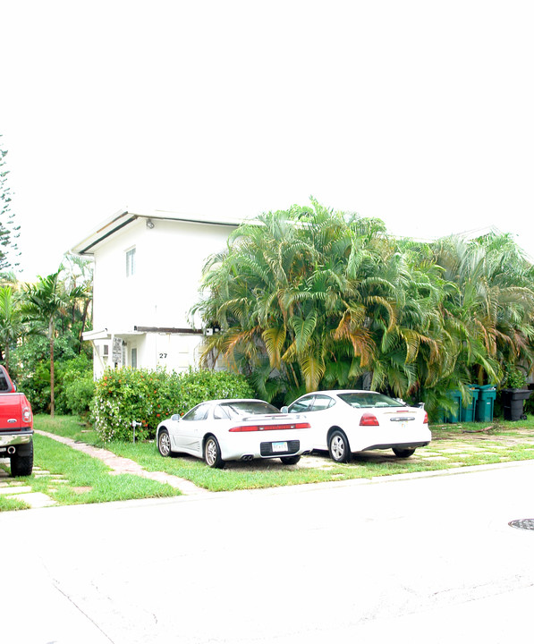 27 Isle Of Venice Dr in Fort Lauderdale, FL - Foto de edificio