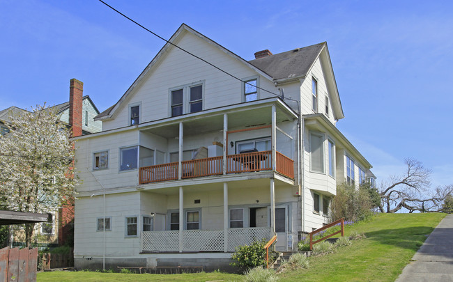 Elm House in Everett, WA - Foto de edificio - Building Photo