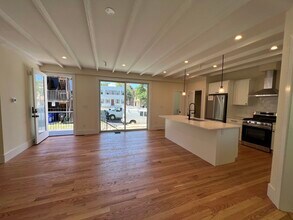 65 Cameron St, Unit 1 in Brookline, MA - Foto de edificio - Building Photo