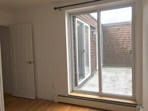 142 Kenrick St in Boston, MA - Building Photo - Building Photo