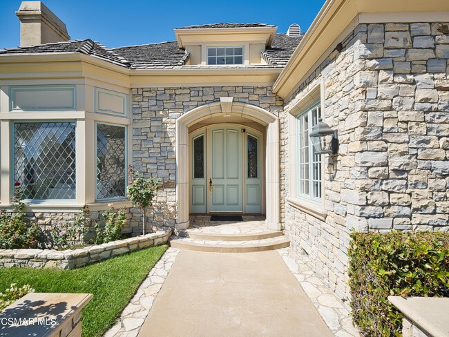 3801 Weatherly Cir in Westlake Village, CA - Foto de edificio - Building Photo