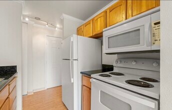 15146 65th Ave S, Unit 518 in Tukwila, WA - Building Photo - Building Photo