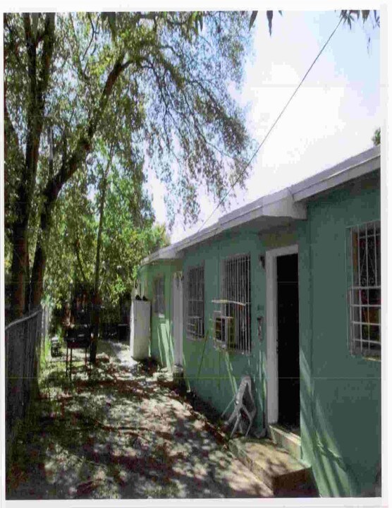 245-253 NE 58th St in Miami, FL - Foto de edificio