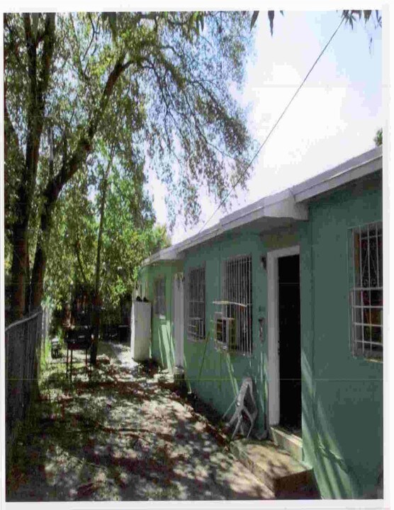 245-253 NE 58th St in Miami, FL - Building Photo