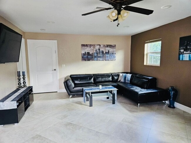 1650 SW 117th Ave in Davie, FL - Building Photo - Building Photo