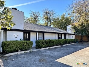 614 Mill St in San Marcos, TX - Building Photo - Building Photo