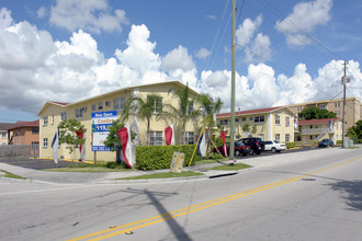 Las Palmas Del Sol in Hialeah, FL - Foto de edificio - Building Photo