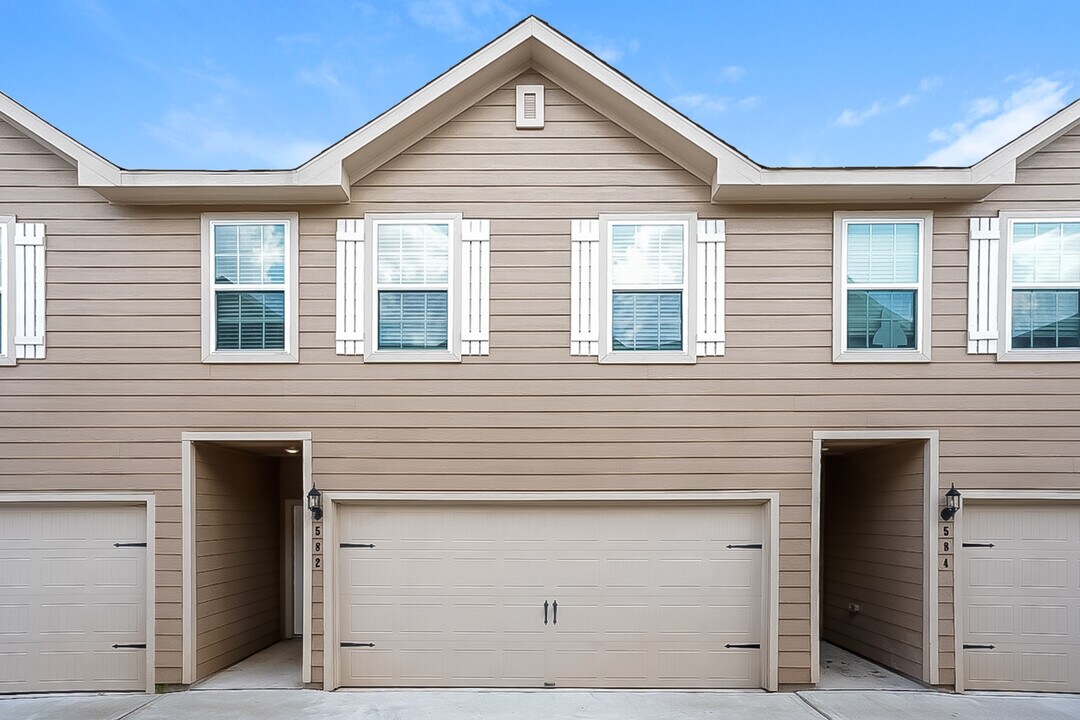 582 Solomon Ln in Brookshire, TX - Foto de edificio