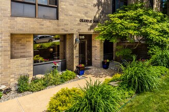 Grand at 36th in Des Moines, IA - Building Photo - Building Photo