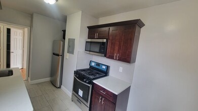 713-715 Avenue C in Bayonne, NJ - Foto de edificio - Building Photo