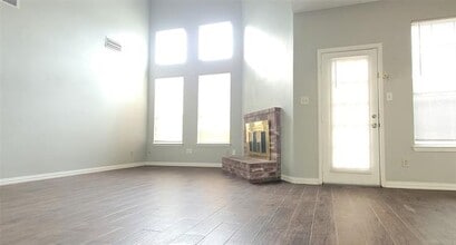 1122 Colbert Ln in Duncanville, TX - Building Photo - Building Photo