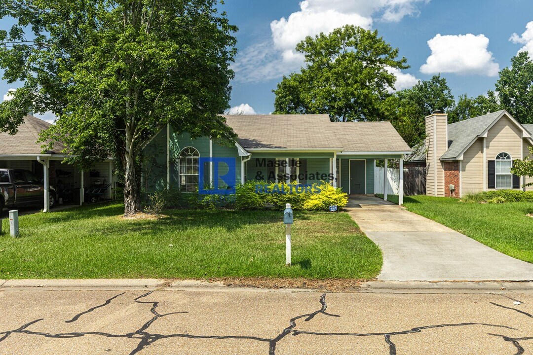 213 Falcon Cove in Brandon, MS - Building Photo