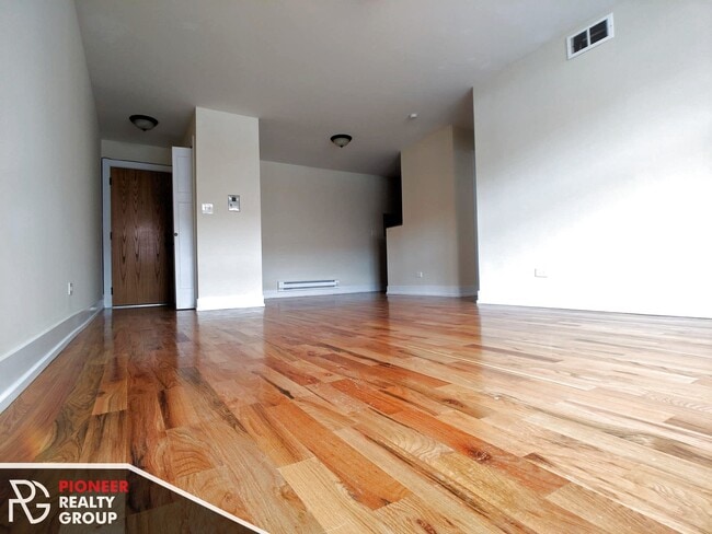 537 W Arlington Pl, Unit 555-505 in Chicago, IL - Foto de edificio - Building Photo