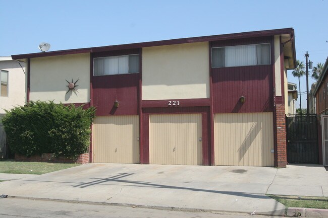 221 E Burnett St in Long Beach, CA - Foto de edificio - Building Photo