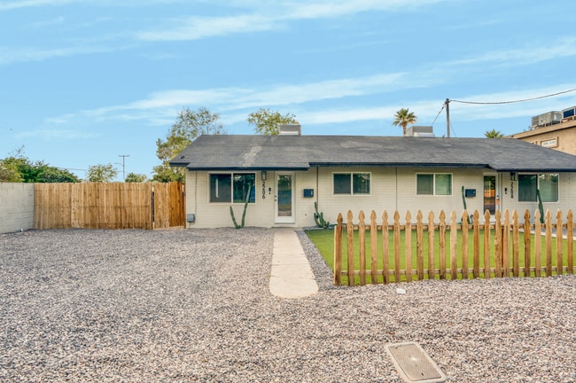 2206 N 26th St in Phoenix, AZ - Foto de edificio - Building Photo