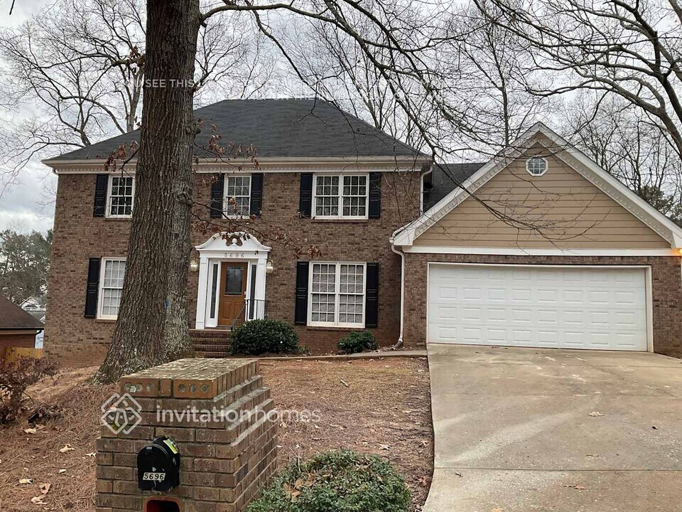 5696 Mountain Crescent in Stone Mountain, GA - Building Photo