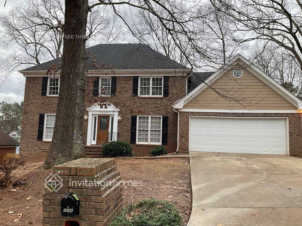 5696 Mountain Crescent in Stone Mountain, GA - Foto de edificio