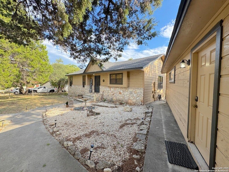 104 Canteen in Canyon Lake, TX - Building Photo