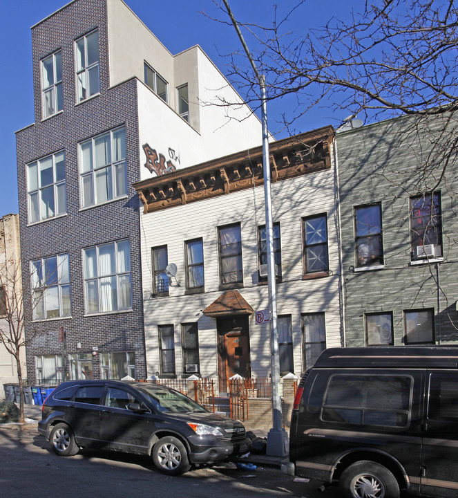 161 Irving Ave in Brooklyn, NY - Building Photo