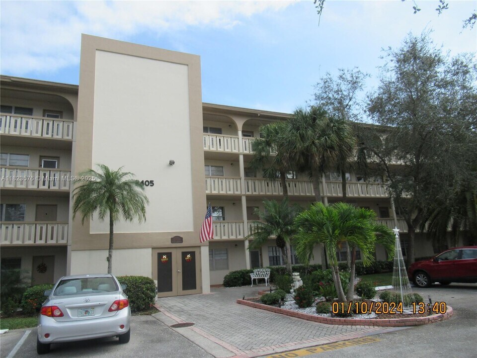 2405 Antigua Cir in Coconut Creek, FL - Building Photo