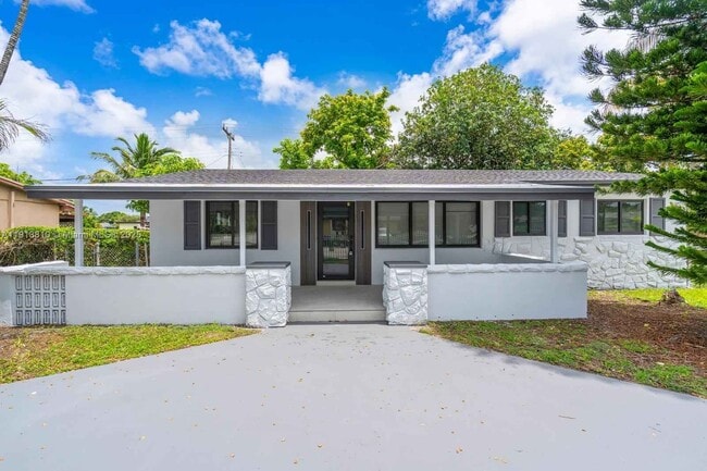 1041 NW 199th St in Miami, FL - Building Photo - Building Photo