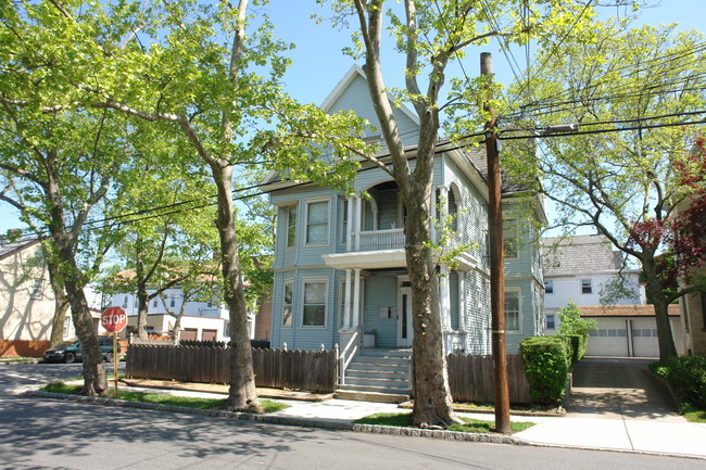 142 Gordon St in Perth Amboy, NJ - Foto de edificio - Building Photo