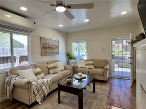 1157 W 2nd St in San Pedro, CA - Foto de edificio - Building Photo
