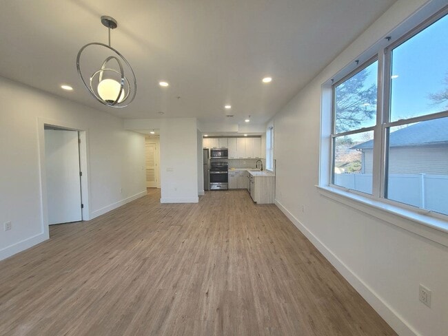 205 Mt Vernon Ave, Unit 102